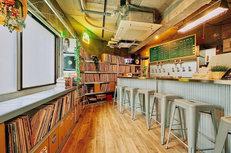 アナログレコードを聴きながらクラフトビールを楽しむおしゃれ空間 Manu A Beerclub 東京 Craft Beer Life クラフト ビールライフ